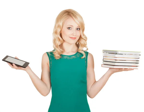 Den vackra, smala blondinen jämför en tablett och böcker — Stockfoto