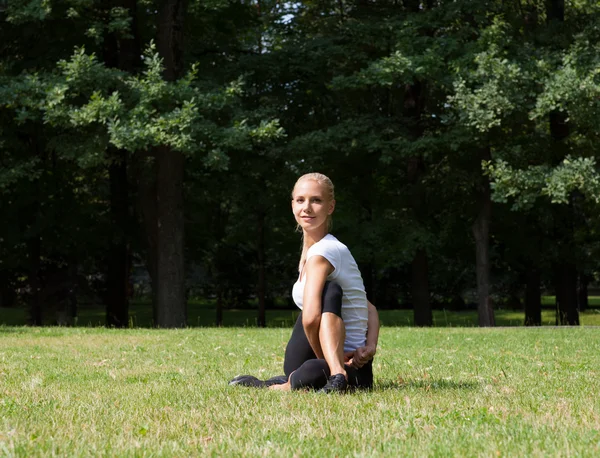 Piękna kobieta robi ćwiczenia jogi — Zdjęcie stockowe