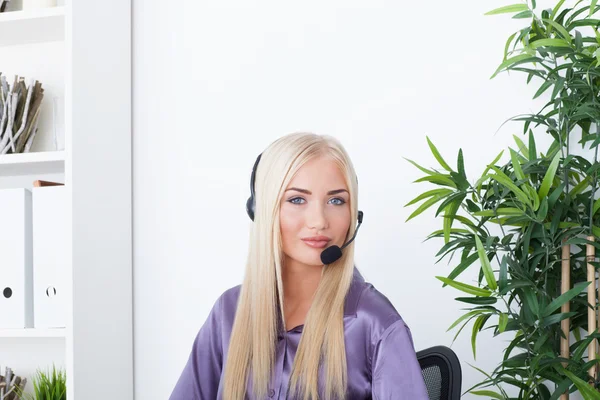 Beautiful blonde, female customer service operator using headset — Stock Photo, Image