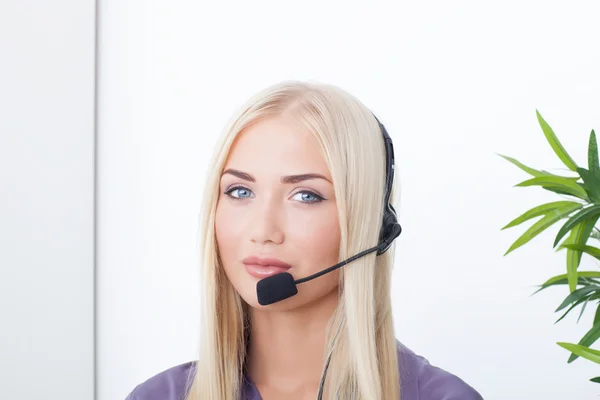 Beautiful blonde, female customer service operator using headset — Stock Photo, Image