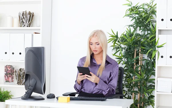 Schöne Mädchen im Büro am Computer mit Lesegerät — Stockfoto