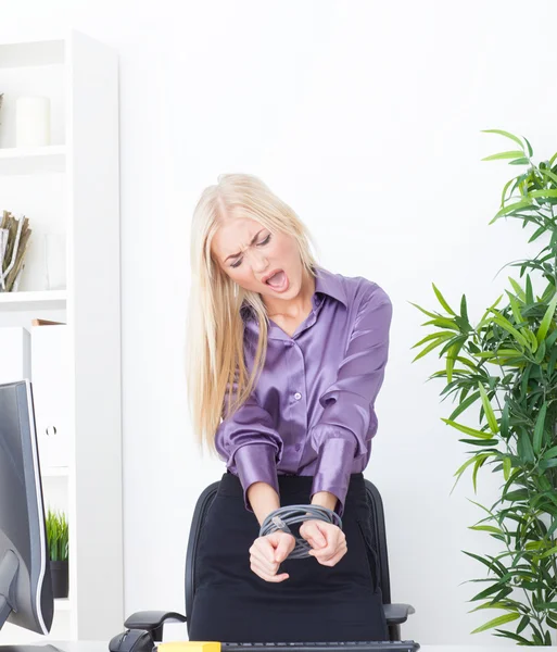 Beautiful blonde in the Office hand tied wire UTP — Stock Photo, Image