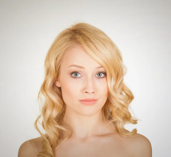 Красивая блондинка с идеальным лицом — стоковое фото