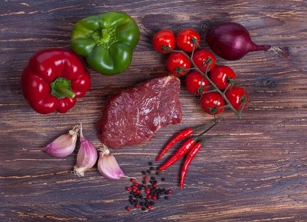 Nise Ribeye fresco, verdes, legumes e temperos — Fotografia de Stock