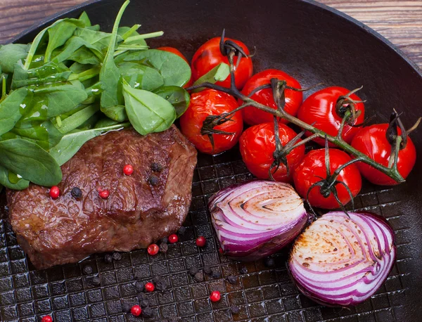 Carne e legumes na frigideira — Fotografia de Stock