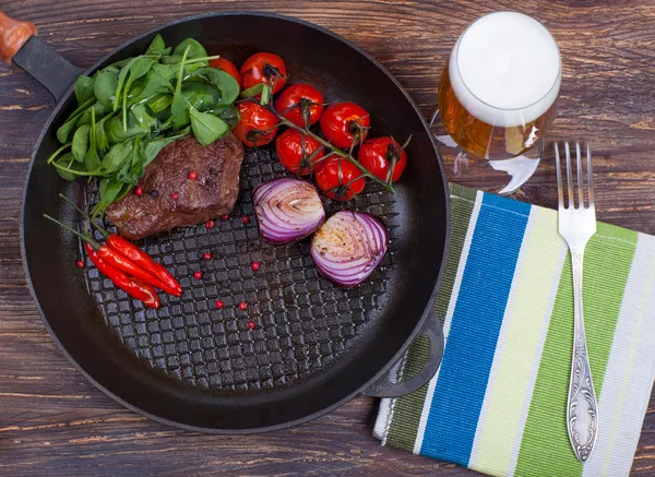 Carne, cerveja e legumes na frigideira — Fotografia de Stock