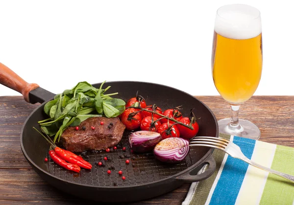 Carne, cerveja e legumes no isolamento da frigideira — Fotografia de Stock