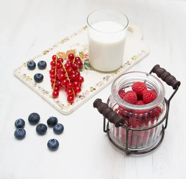 Bilberry currant raspberry vintage ware on a wooden board — Stock Photo, Image