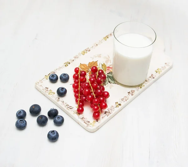 Bilberry currant raspberry vintage ware on a wooden board — Stock Photo, Image