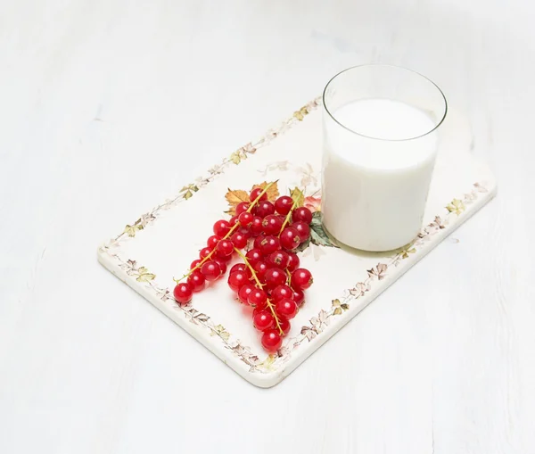 Bilberry currant raspberry vintage ware on a wooden board — Stock Photo, Image