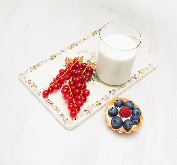 Melk fra desserten på treplanke – stockfoto