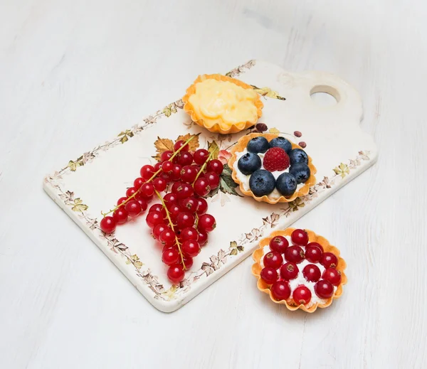 Dessert currant on a wooden board — Stock Photo, Image