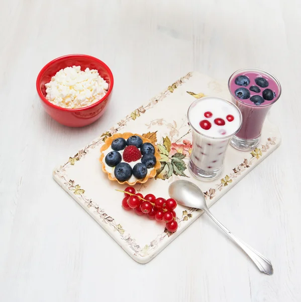 Dessert currant bilberry raspberry milk on a wooden board — Stock Photo, Image