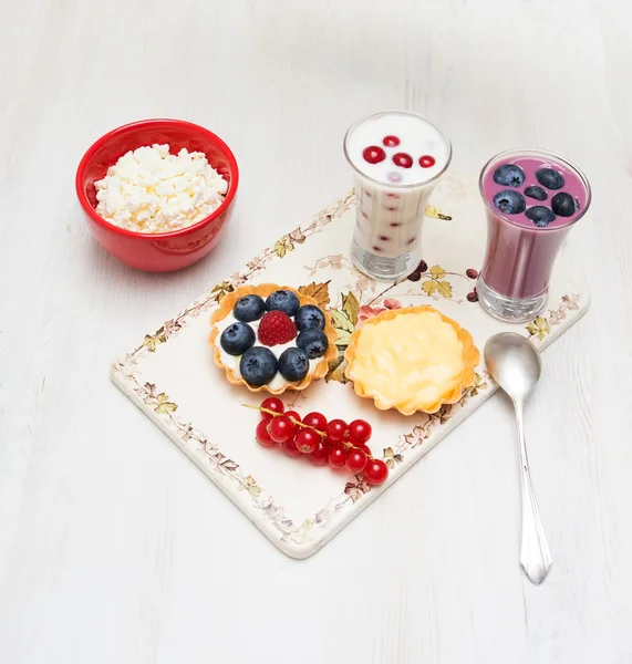 Dessert currant bilberry raspberry milk on a wooden board — Stock Photo, Image