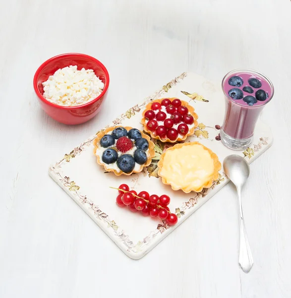 Dessert currant bilberry raspberry milk on a wooden board — Stock Photo, Image