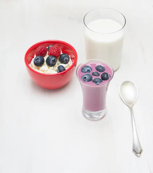 Bilberry currant raspberry vintage ware on a wooden board — Stock Photo, Image