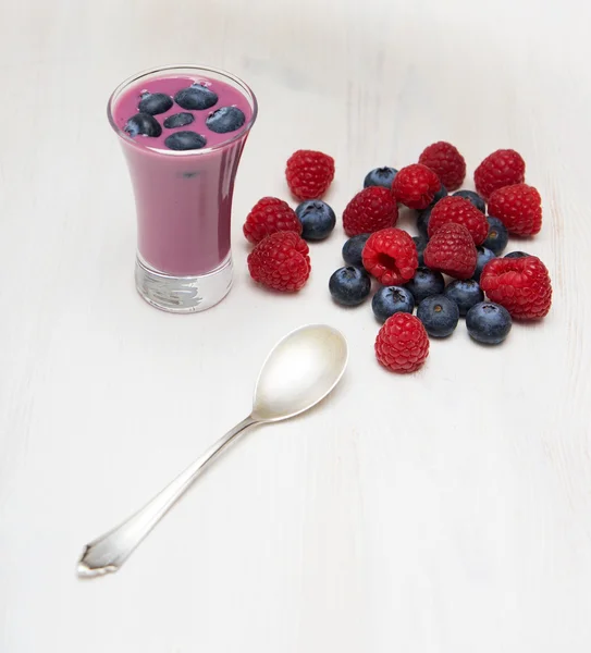 Bilberry currant raspberry vintage ware on a wooden board — Stock Photo, Image