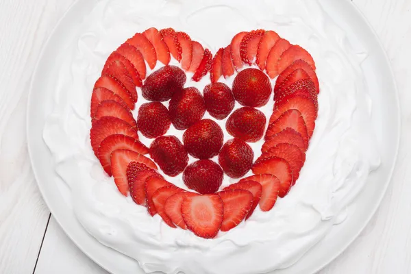 Hjerte av jordbær pisket krem på en tallerken – stockfoto
