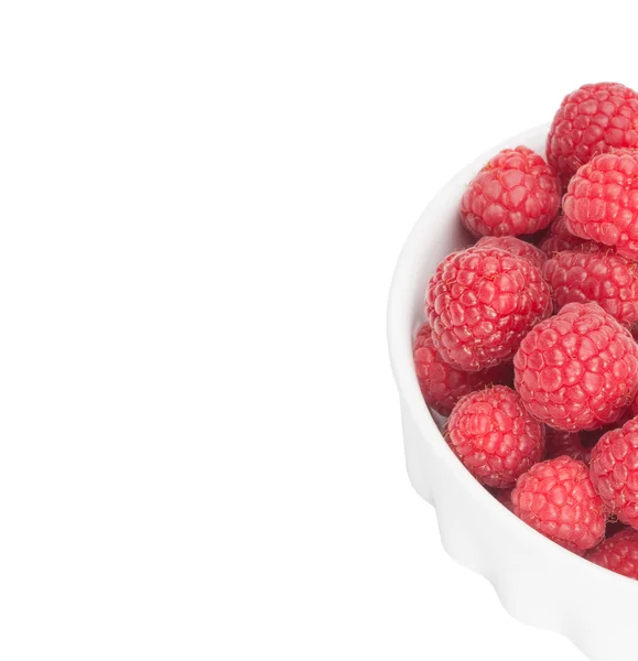 红树莓在白碗隔离 — 图库照片