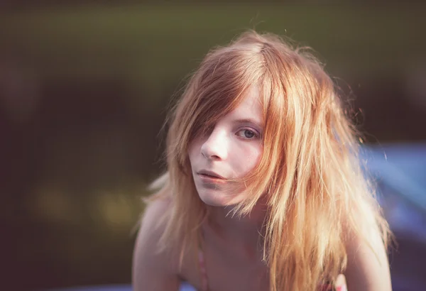 Hermoso modelo adolescente chica retrato al aire libre. Tonificado en colores cálidos — Foto de Stock