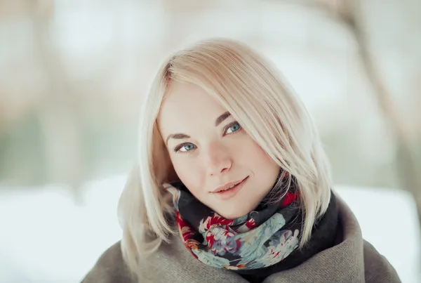 Retrato de la hermosa chica de la rubia con ojos verdes. Día de invierno soleado. Tonificado en colores cálidos —  Fotos de Stock