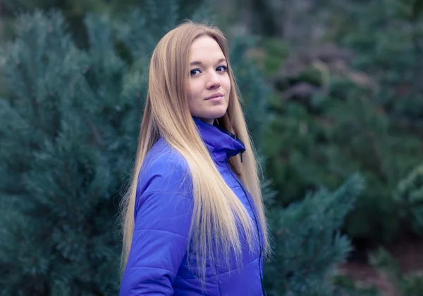 Outdoor portrait of a young pretty woman beautiful woman in the cold winter weather in the park. Sensual blonde posing and having fun — Stock Photo, Image