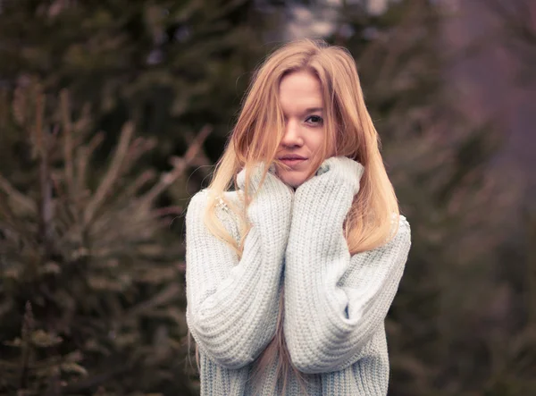 Ritratto all'aperto di una giovane bella donna bella donna nel freddo inverno nel parco. Sensuale bionda in posa e divertirsi — Foto Stock