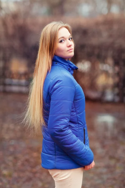 Ritratto all'aperto di una giovane bella donna bella donna nel freddo inverno nel parco. Sensuale bionda in posa e divertirsi — Foto Stock