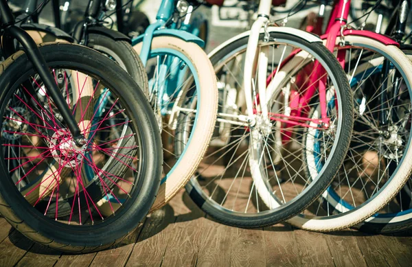 Bicicleta, ruedas de neumáticos hipsters vintage tonificación — Foto de Stock