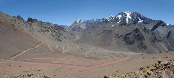 鹦鹉智利和阿根廷之间的边界之路 — 图库照片