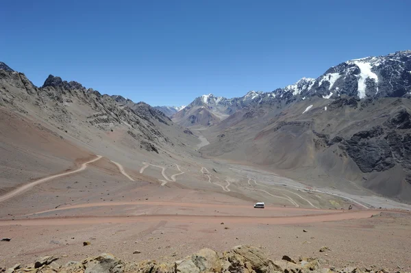 鹦鹉智利和阿根廷之间的边界之路 — 图库照片