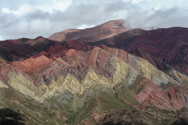 Hornocal massiivinen Quebrada de Humahuaca — kuvapankkivalokuva