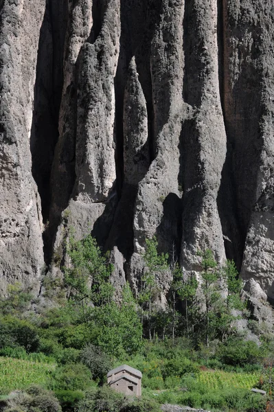 Природа проти високих скель на ідах — стокове фото