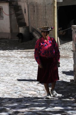 geleneksel giyim alanında kadında