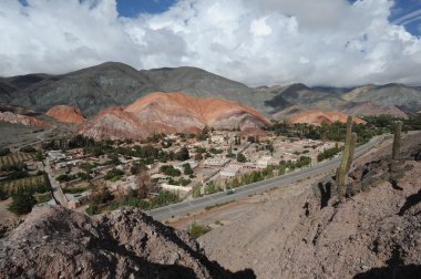 Cerro 7 colores Arjantin And Dağları üzerinde purmamarca