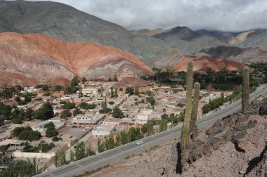 Cerro 7 colores Arjantin And Dağları üzerinde purmamarca
