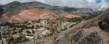 Cerro 7 colores Arjantin And Dağları üzerinde purmamarca