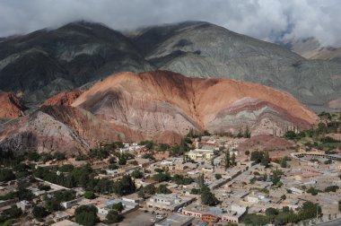 Cerro 7 colores Arjantin And Dağları üzerinde purmamarca