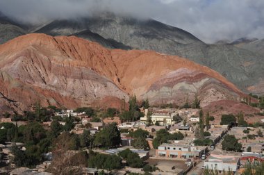 Cerro 7 colores Arjantin And Dağları üzerinde purmamarca