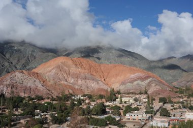 Cerro 7 colores Arjantin And Dağları üzerinde purmamarca