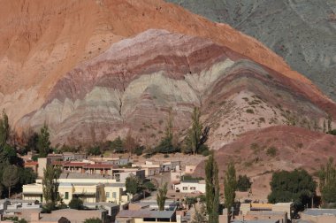Cerro 7 colores Arjantin And Dağları üzerinde purmamarca