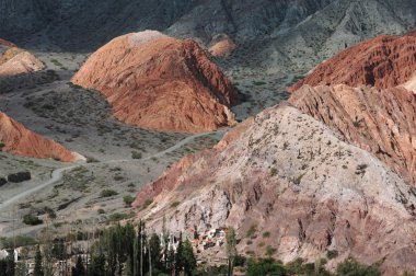 Cerro 7 colores Arjantin And Dağları üzerinde purmamarca