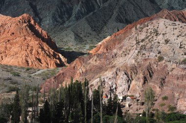 Cerro 7 colores Arjantin And Dağları üzerinde purmamarca