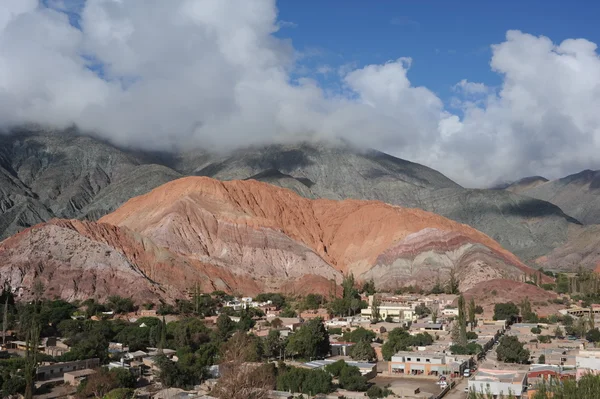 アルゼンチンのアンデス山脈にプルママルカでセロ 7 色 — ストック写真