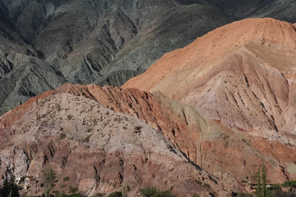 在阿根廷安第斯山脉上的喧闹雷山 7 colores — 图库照片