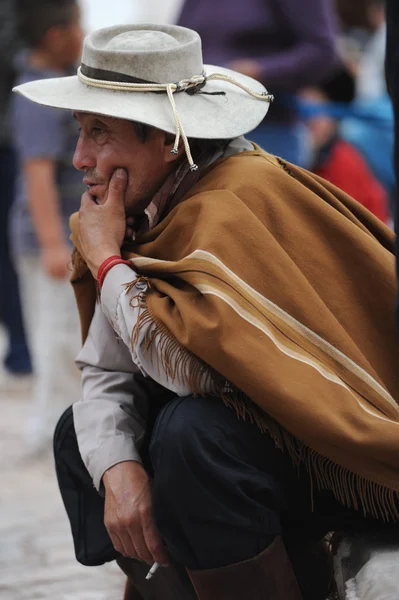 Man in traditional clothing in the area — Stock Photo, Image