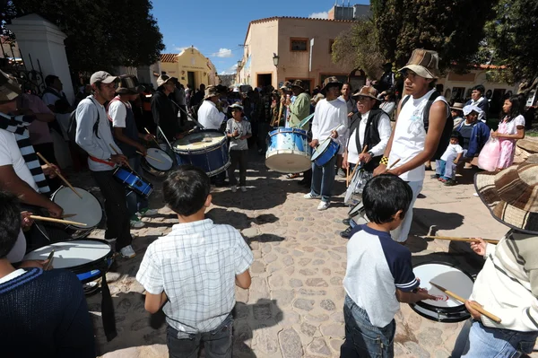 Procession musicale indienne à Humahuaca sur l'argentine andes — Photo