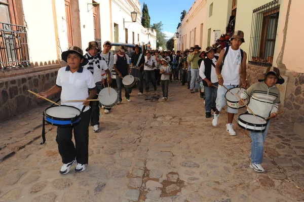 アルゼンチンのアンデス山脈にウマワカでインド音楽行列 — ストック写真