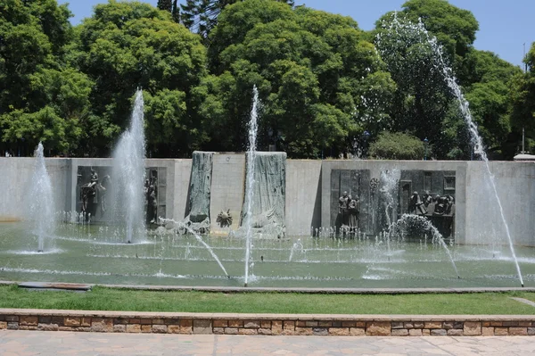 Fontaine sur la place d'Indipendenza à Mendoza, Argentine — Photo