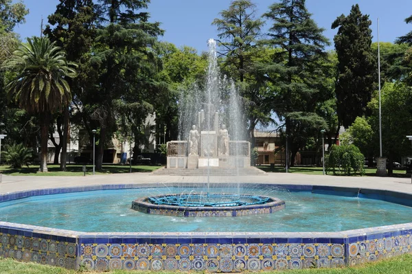 意大利在阿根廷门多萨的广场上的喷泉 — 图库照片